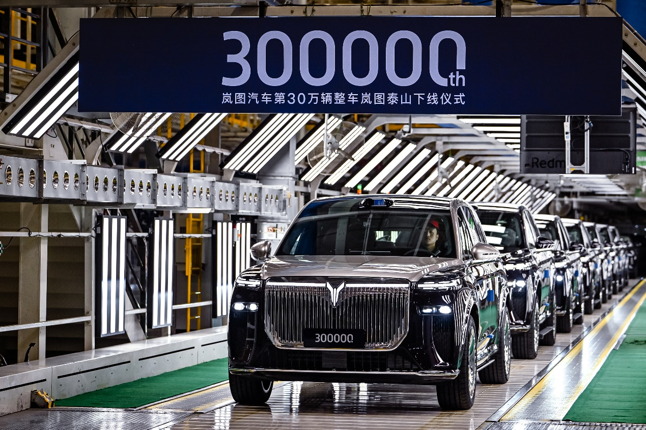 左手30万辆下线、右手盈利，岚图又给“国家队”长脸了